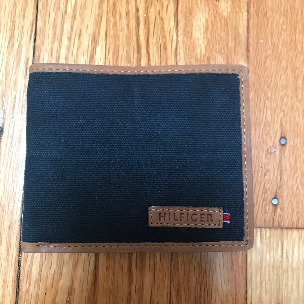 NWOT TOMMY HILFIGER NAVY FABRIC/TAN DBL BILLFOLD